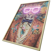 Zarámovaný obraz leoparda s brýlemi, motýlkem a sakem