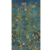 Tapeta s květinovým vzorem, ptáky a motýly na modrém pozadí