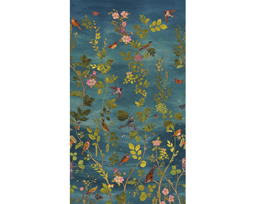 Tapeta s květinovým vzorem, ptáky a motýly na modrém pozadí