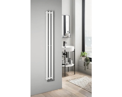 Moderní koupelna s radiátorem, umyvadlem a zrcadlem