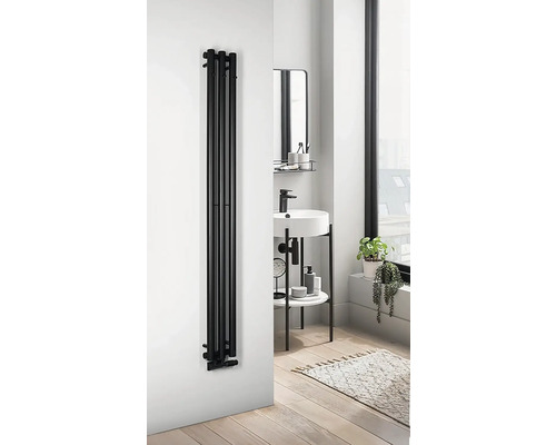 Moderní koupelna s černým ohřívačem ručníků, umyvadlem a zrcadlem