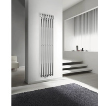 Moderní obývací pokoj s vertikálním radiátorem na zdi