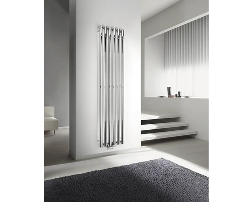 Moderní obývací pokoj s vertikálním radiátorem na zdi