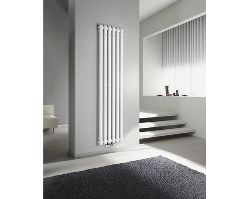 Moderní obývací pokoj s vertikálním radiátorem, schodištěm a kobercem