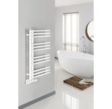 Koupelna s vanou, zrcadlem a ohřívačem ručníků