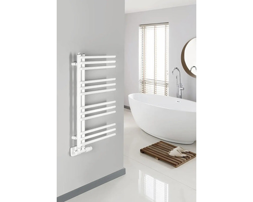 Koupelna s vanou, zrcadlem a ohřívačem ručníků