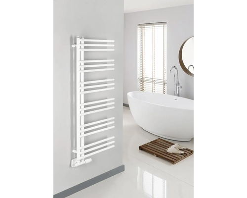 Moderní koupelna s bílým topným tělesem na ručníky a volně stojící vanou.