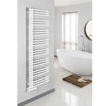 Koupelna s vanou, otopným tělesem na ručníky a koupelnovou předložkou