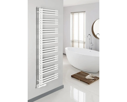 Koupelna s vanou, otopným tělesem na ručníky a koupelnovou předložkou