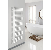 Koupelna s bílým radiátorem na ručníky, volně stojící vanou a dřevěnou podlahovou rohoží