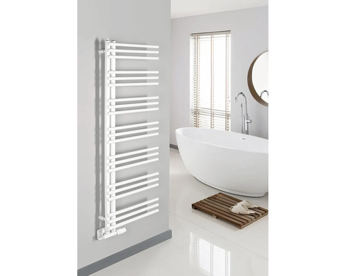 Koupelna s bílým radiátorem na ručníky, volně stojící vanou a dřevěnou podlahovou rohoží