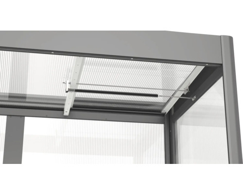 Detailní pohled na konstrukci skleníku s mechanismem otevírání oken