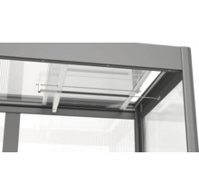 Detailní pohled na okno skleníku s pružinovým mechanismem