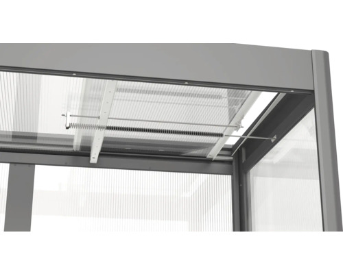Detailní pohled na okno skleníku s pružinovým mechanismem