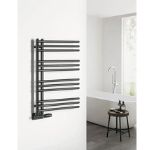 Černý radiátor na ručníky v koupelně s vanou a stoličkou