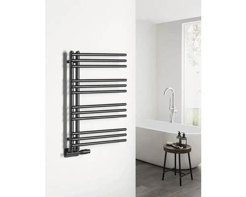 Černý radiátor na ručníky v koupelně s vanou a stoličkou