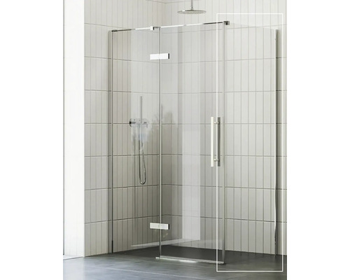 Walk-in sprchový kout s čirým sklem a chromovaným kováním na pozadí s obklady.