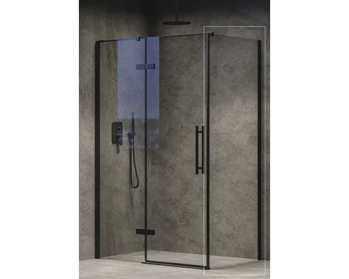 Sprchový kout s černým rámem a skleněnými stěnami před šedou stěnou