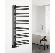 Černý koupelnový radiátor s vodorovnými topnými tyčemi namontovaný na zdi v koupelně.