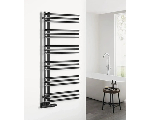 Černý koupelnový radiátor s vodorovnými topnými tyčemi namontovaný na zdi v koupelně.