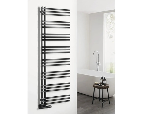 Černý koupelnový radiátor s vodorovnými topnými trubkami v koupelně