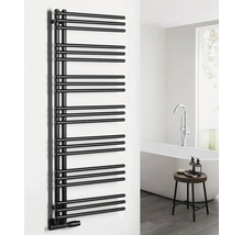 Černý ohřívač ručníků v světlé koupelně