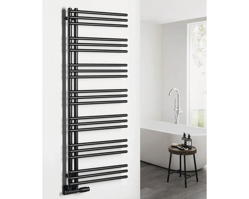 Černý ohřívač ručníků v světlé koupelně