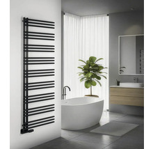 Moderní koupelna s černým radiátorem na ručníky, volně stojící vanou a umyvadlovou skříňkou