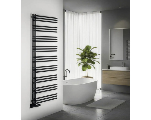 Moderní koupelna s černým radiátorem na ručníky, volně stojící vanou a umyvadlovou skříňkou