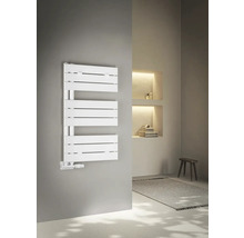 Koupelna s bílým radiátorem na ručníky na stěně