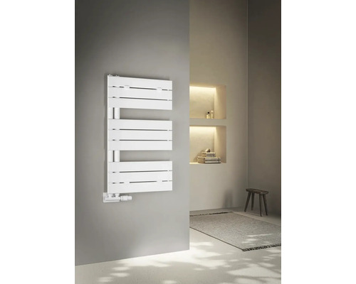 Koupelna s bílým radiátorem na ručníky na stěně