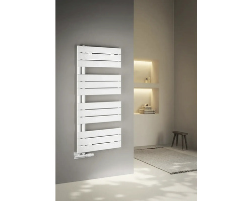 Moderní koupelna s bílým radiátorem na ručníky na stěně