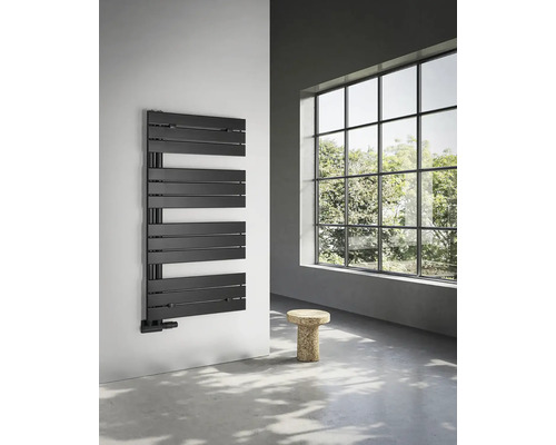 Moderní koupelna s černým ohřívačem ručníků a stoličkou