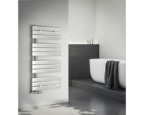 Moderní koupelna s radiátorem, vanou a úložným prostorem