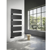 Černý radiátor na ručníky na stěně koupelny s oknem a stoličkou