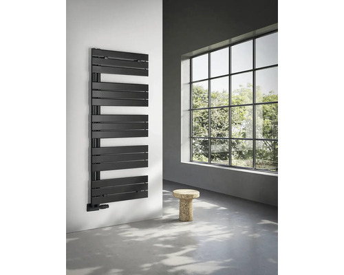 Černý radiátor na ručníky na stěně koupelny s oknem a stoličkou