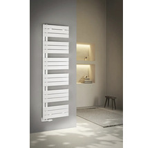 Koupelna s radiátorem na ručníky, výklenky, stoličkou a kobercem