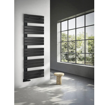 Moderní koupelna s černým ohřívačem ručníků a oknem