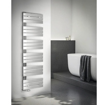 Koupelna s kovovým radiátorem na ručníky vedle vany.