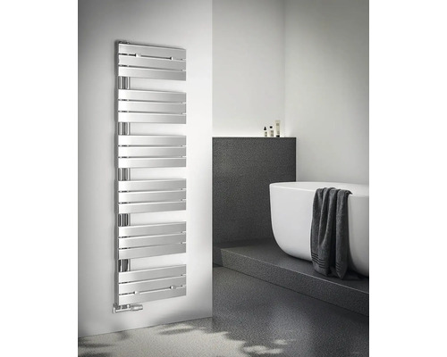 Koupelna s kovovým radiátorem na ručníky vedle vany.