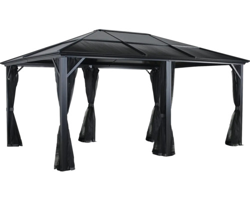 Altán s střechou a závěsy