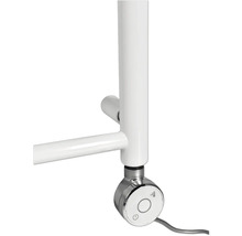 Detailní pohled na bílý ohřívač ručníků s digitálním ovládáním