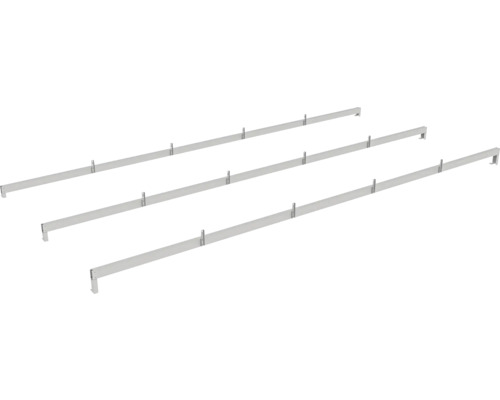 Tři horizontální kovové lišty s vertikálními úchyty pro regály.