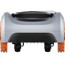 Pohled zezadu na robotickou sekačku s koly a pásy