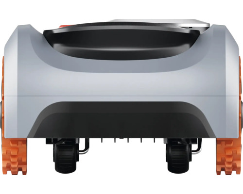 Pohled zezadu na robotickou sekačku s koly a pásy