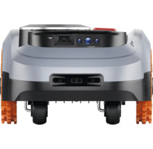 Pohled zezadu na robotickou sekačku s technologií vision a lidar