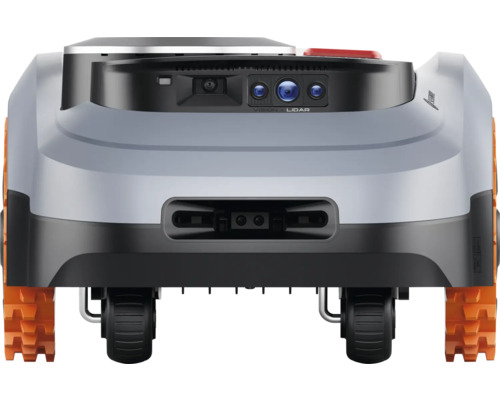 Pohled zezadu na robotickou sekačku s technologií vision a lidar