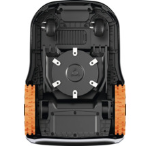 Spodní strana robotické sekačky s žacím ústrojím a koly