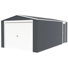 Kovová garáž s bílými výklopnými vraty, bočními dveřmi a sedlovou střechou z antracitového vlnitého plechu.