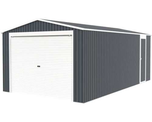 Kovová garáž s bílými výklopnými vraty, bočními dveřmi a sedlovou střechou z antracitového vlnitého plechu.